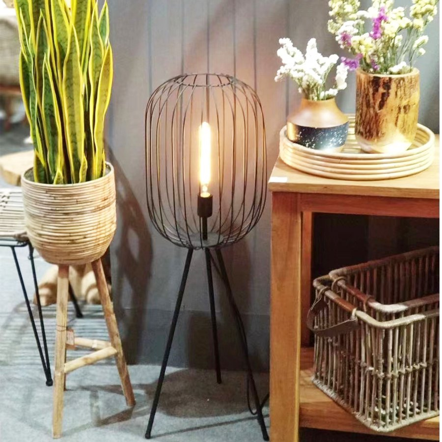 Candeeiro de pé em metal preto