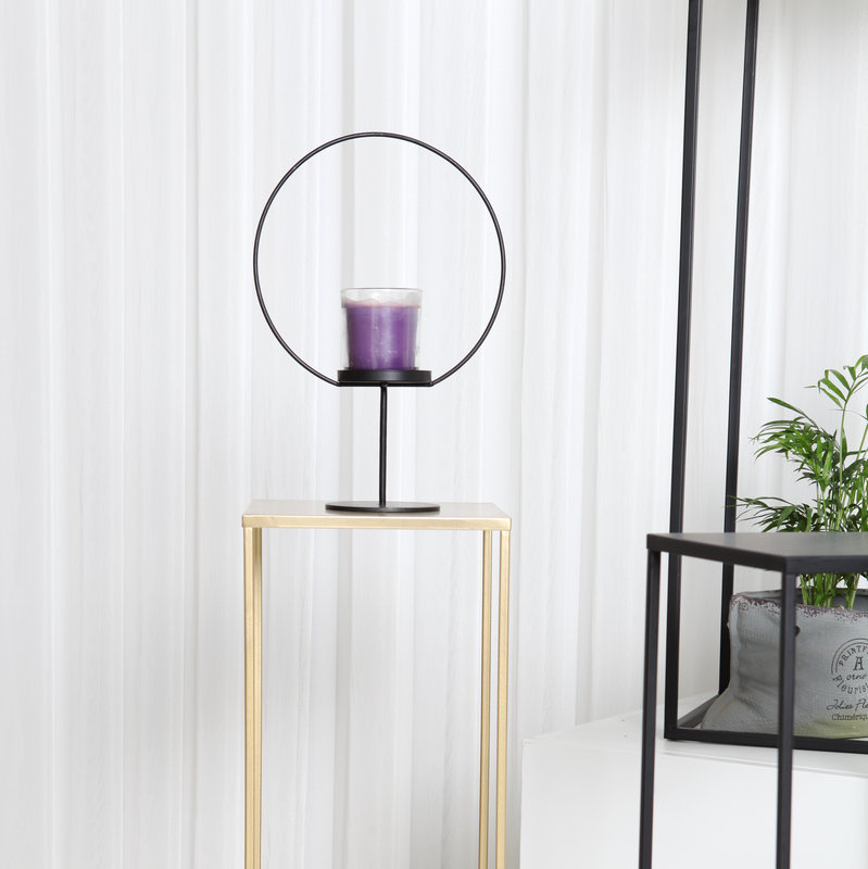 schwarze Kerzenhalter