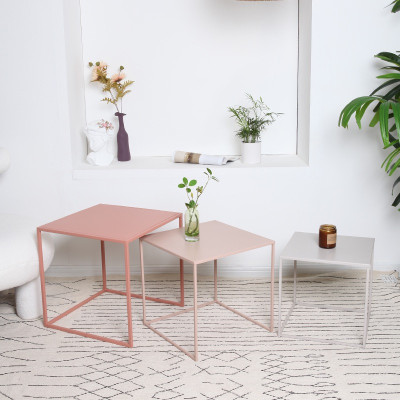 Квадратный металлический столик