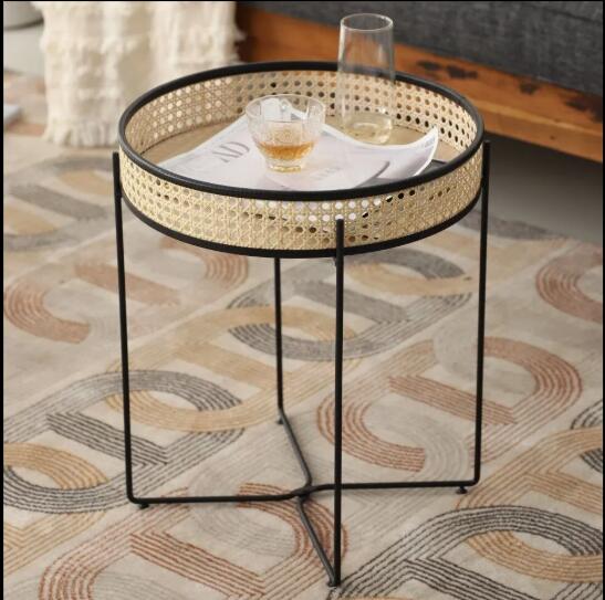 акцентный столик из ротанга