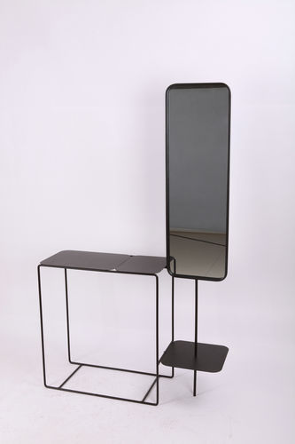 طاولة مع مرآة