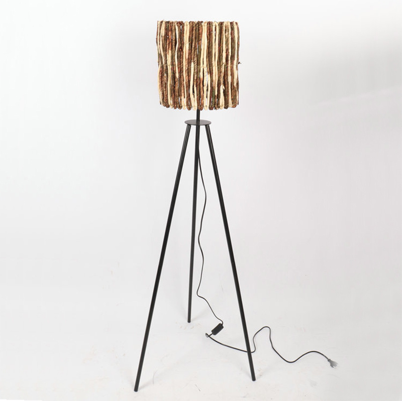 Candeeiro de pé em vime