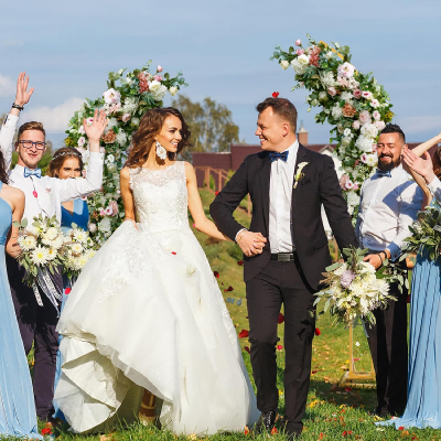 Recepción de boda con arco de globos